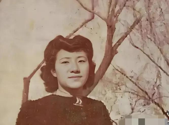 1934年，才女苏青新婚夜，撞见丈夫和表嫂亲热。她装作若无其事，婚后接连生了5个