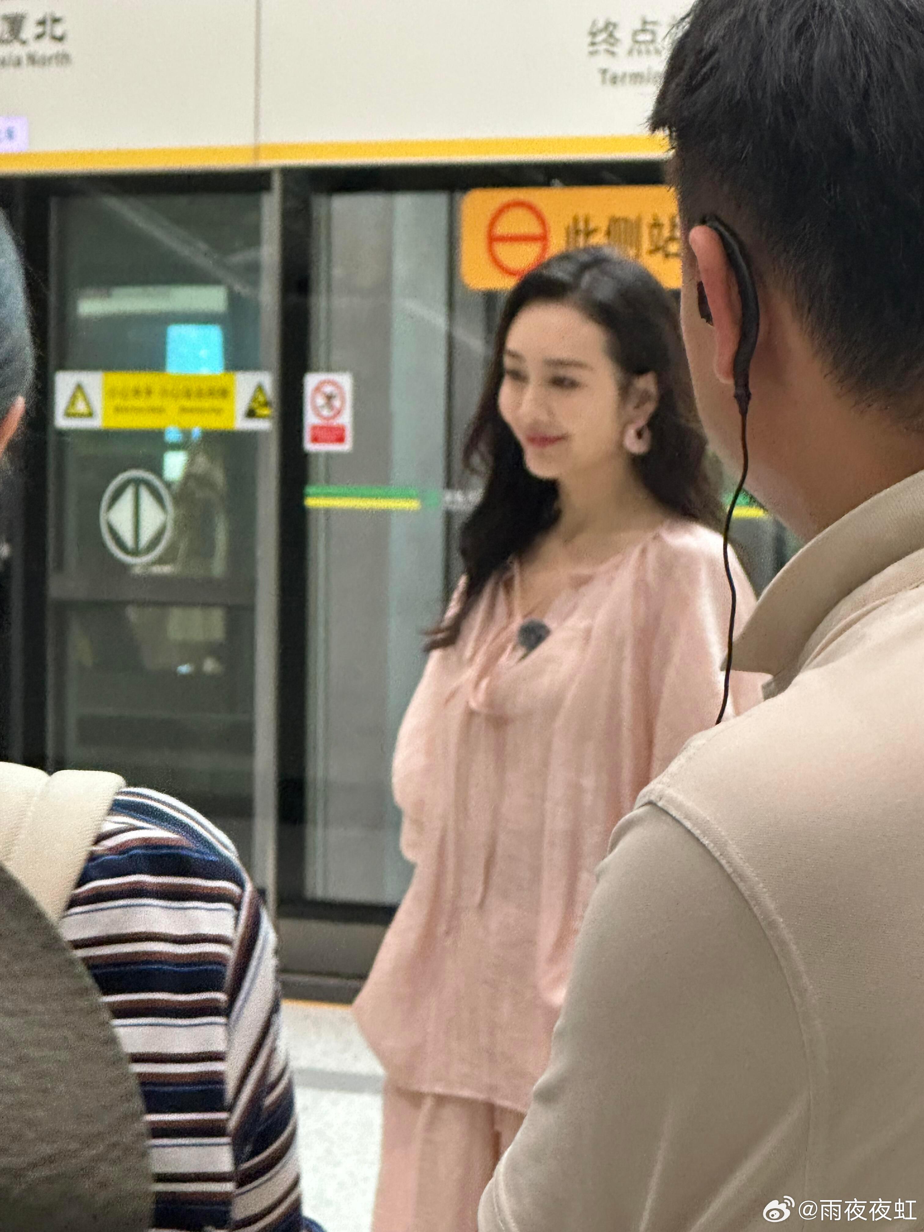 偶遇王鸥孟湛东坐地铁 被“深圳之眼”的网友反向种草！偶遇王鸥孟湛东拍节目，互动欢