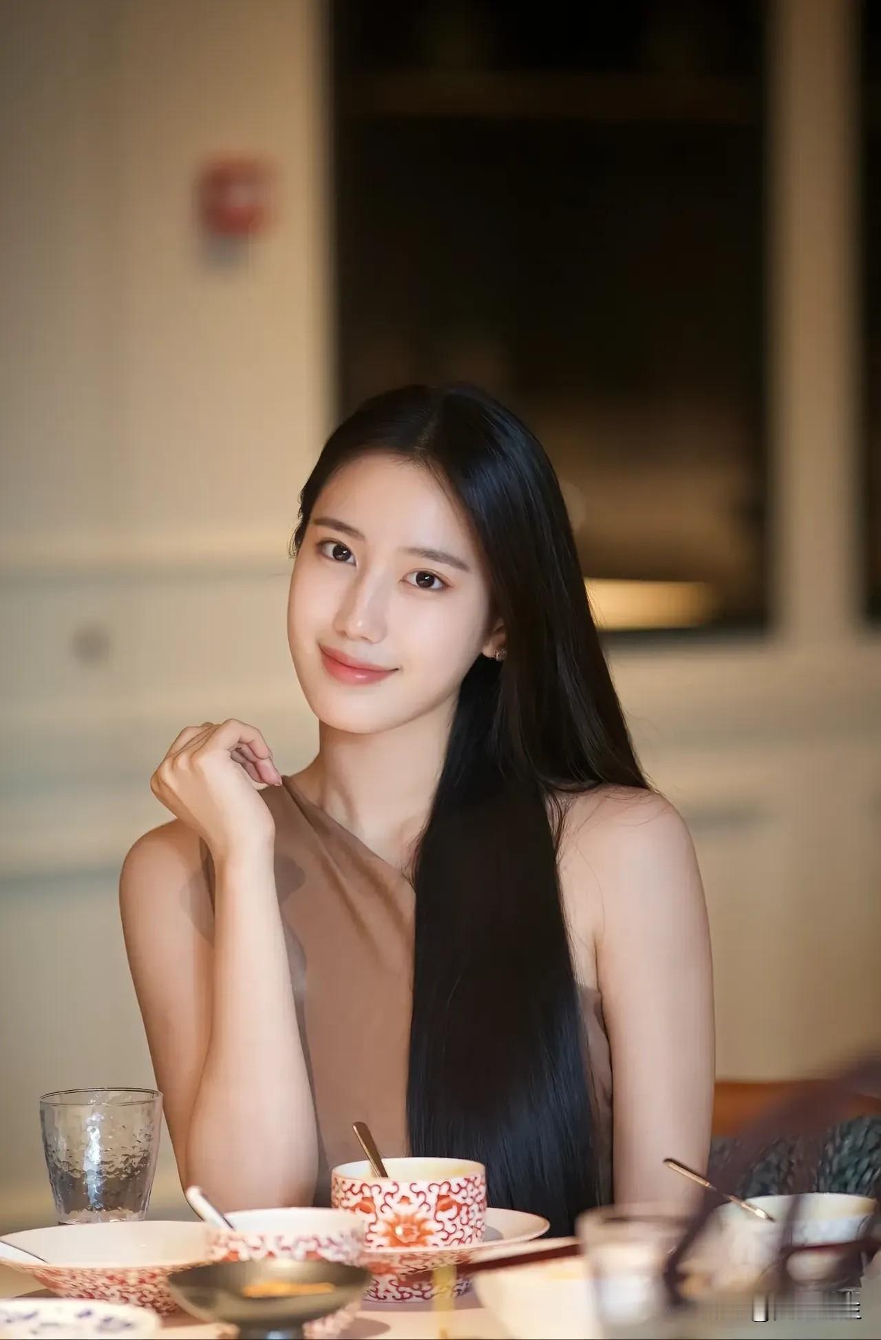 告别匆匆的白天，让时间搁浅
夜晚卸下盔甲与灵魂为伴
在一盏茶里，观自在
在一卷书