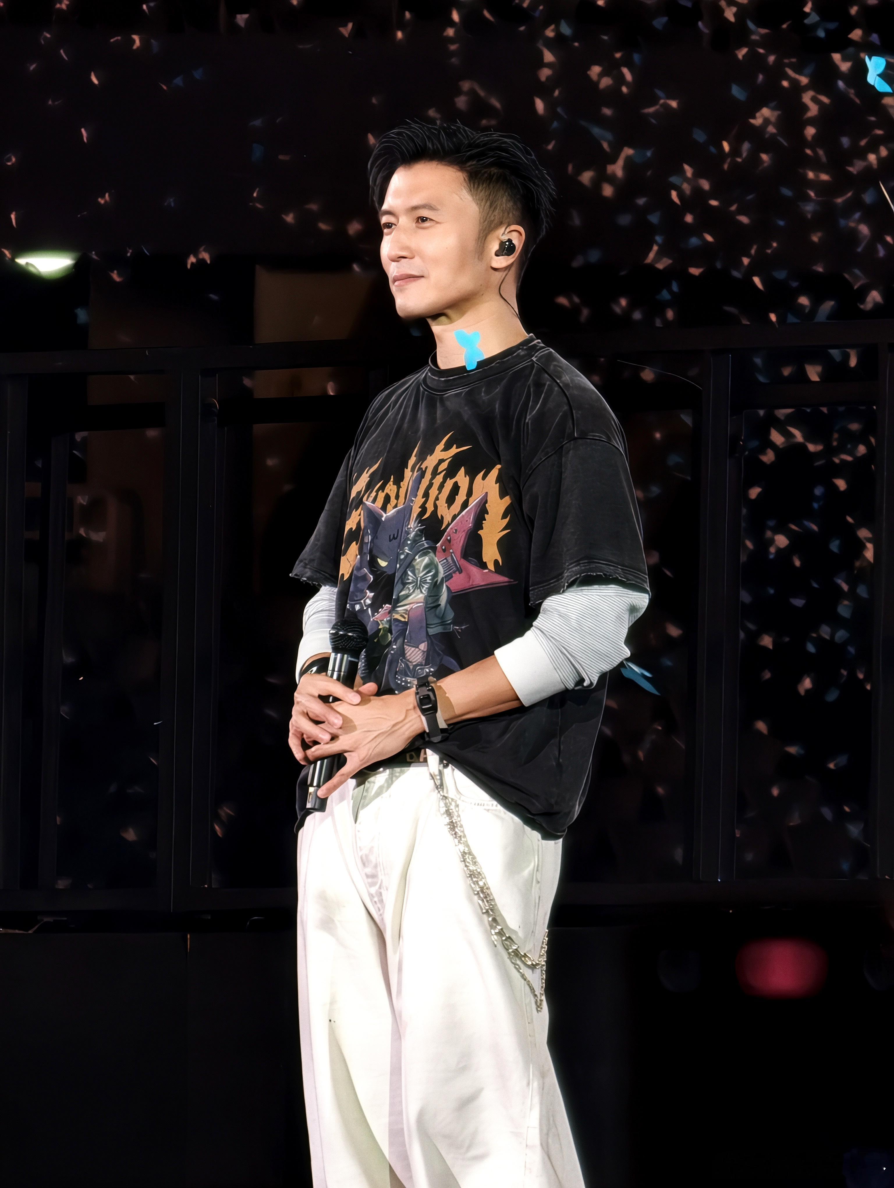 谢霆锋被喊完老公又被叫小猫咪谢霆锋叫我吗不确定再听听 男粉喊老公的时候他还在那装