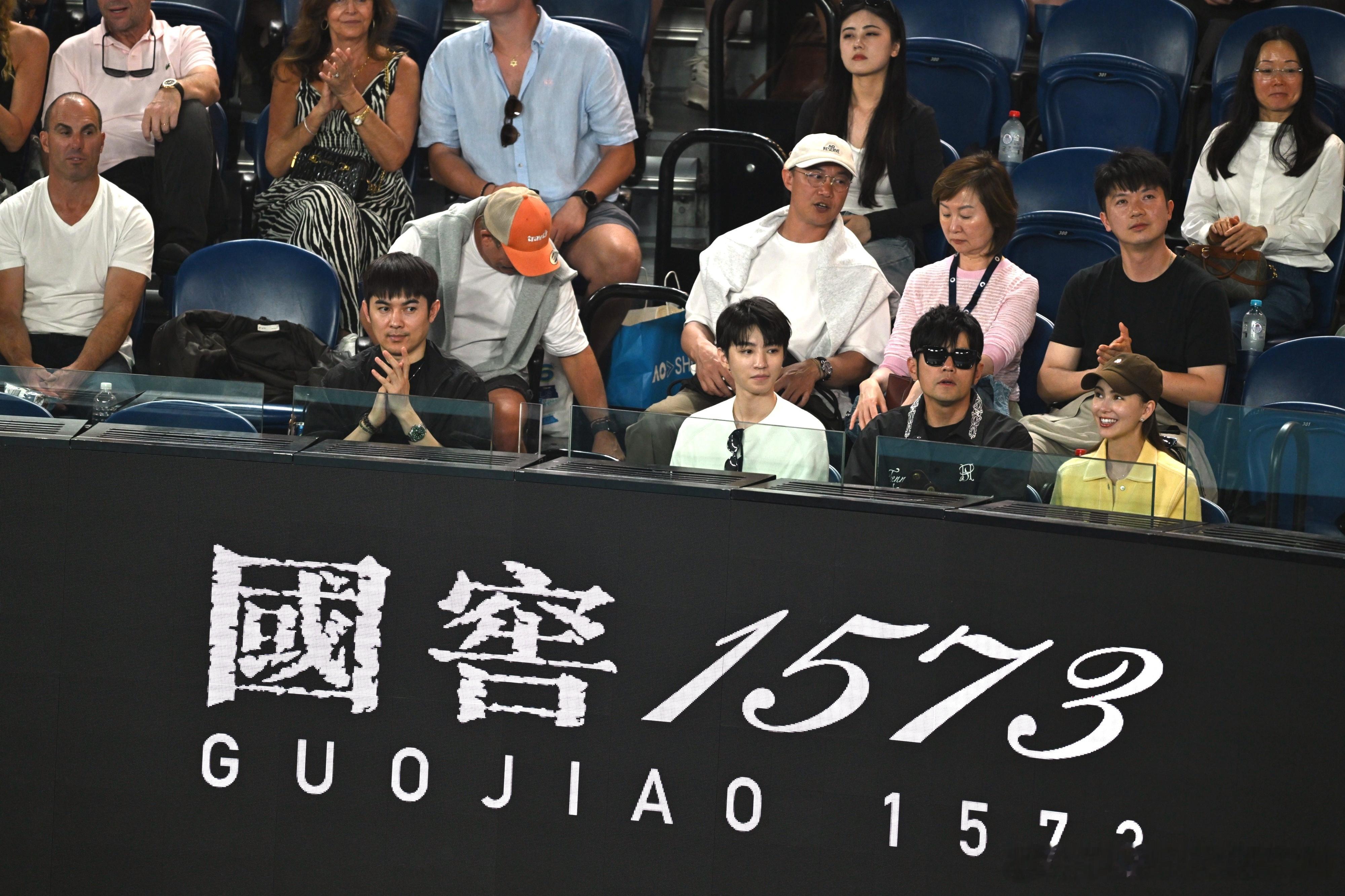 王俊凯观战澳网 诶？和周杰伦昆凌坐一起的这不是王俊凯同学嘛澳网2026