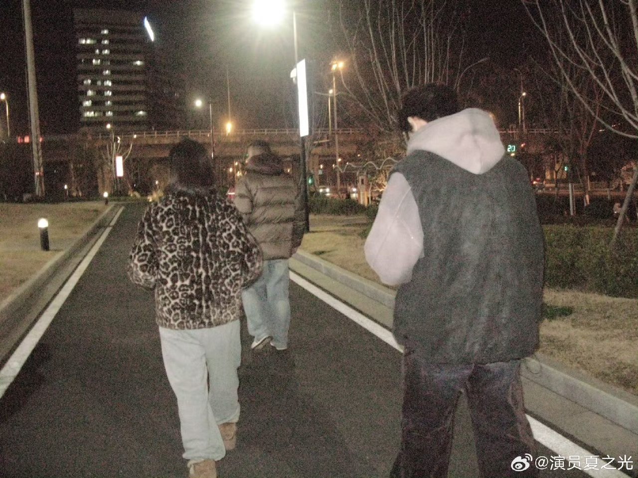 夏之光被妈妈拉黑真相巨戳心我家那小子夏之光聊到之前外出来工作，兜里没有钱和家里借