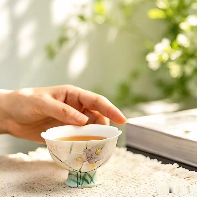 《素器天玄·九歌体》
素瓷列兮玉盘前，茶烟袅兮绕清寒。
器简若道兮心自安，无声若