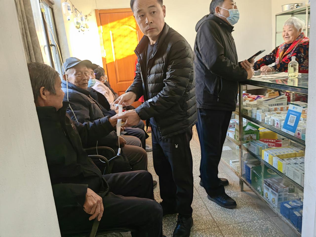 最有良心的农村医生。
我们邻村的一个小诊所，医生姓王，每天早晨6点就开始给病人输