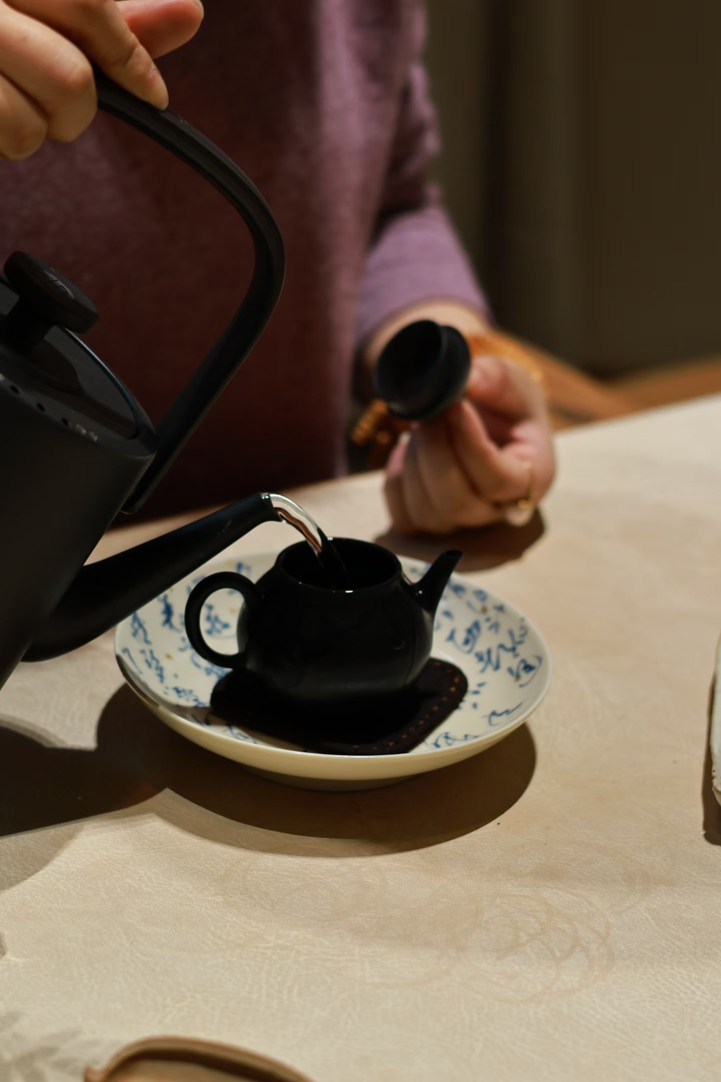 品茶赏器交友  当你的内心被茶香滋养得足够丰盈、足够澄澈时，那份无需言说的贵气，