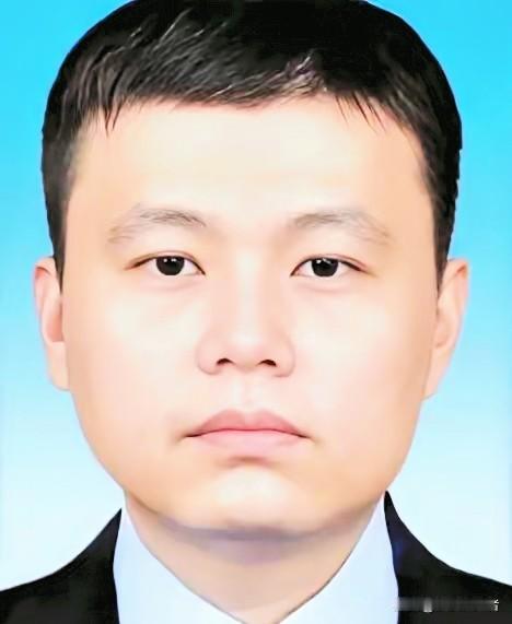 2006年，广东顺德海关的一名普通公务员晚上回到家，悄悄对妻子说：老婆，我的银行