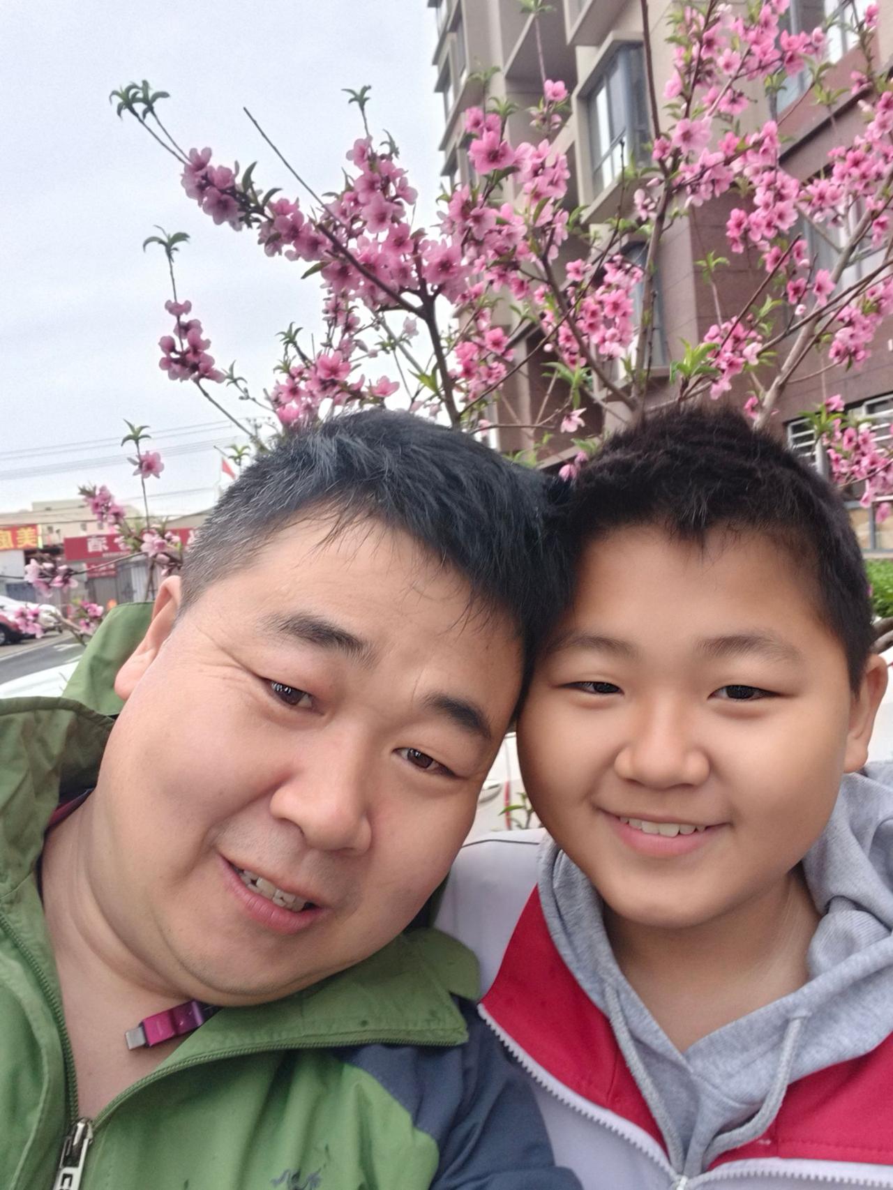 积极乐观每一天！加油！今天下雨了！天气比较凉爽！在桃花树旁合影一个照片！我看到小