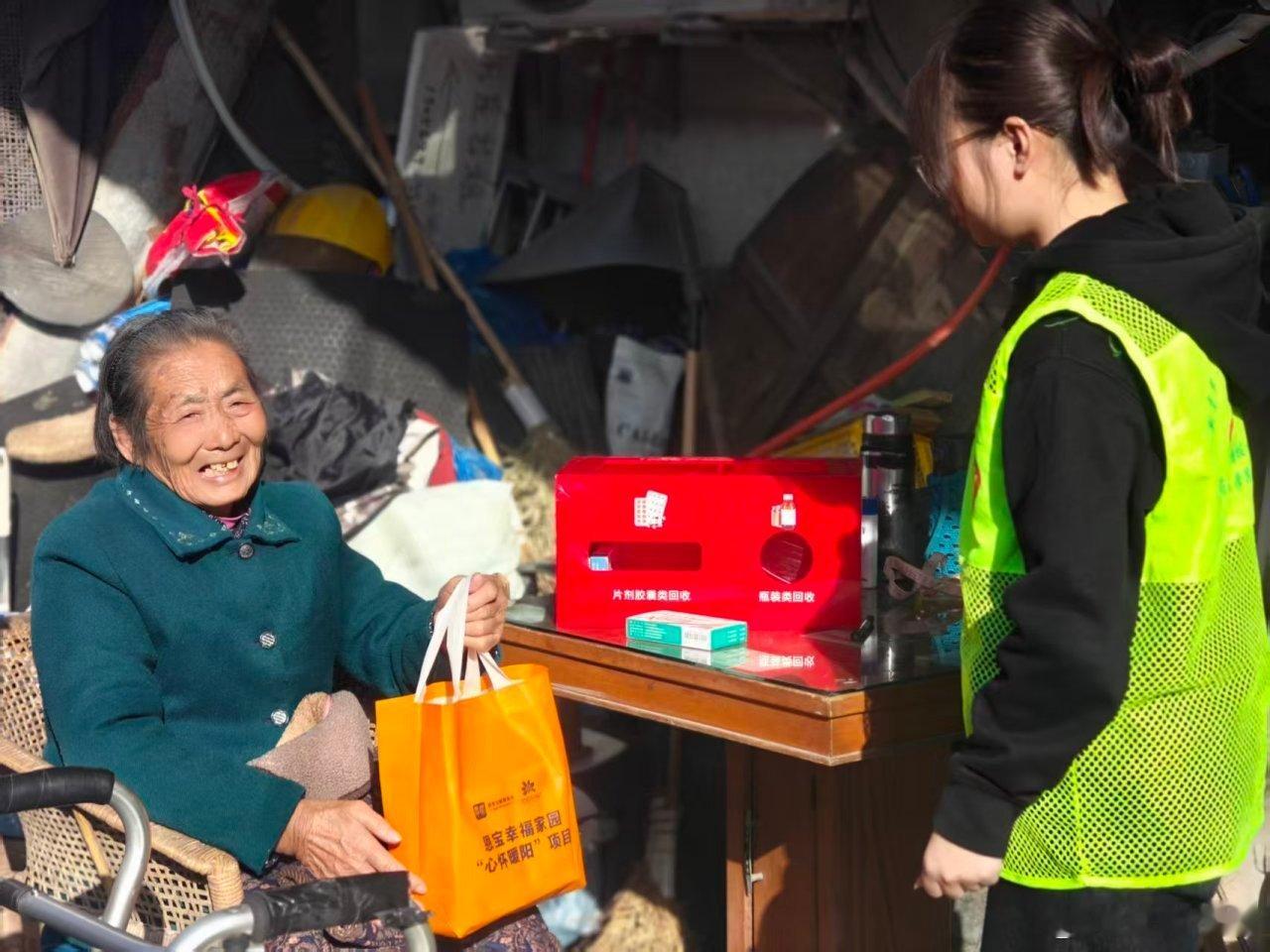 宁波江北养老护理员以青春力量彰显生命尊严 互助养老并不是一个新概念。从城市社区的