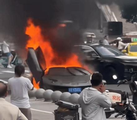 广州珠江新城金穗路，一辆兰博基尼隧道口突发自燃，车身后半段受损，黑烟冒出，消防及