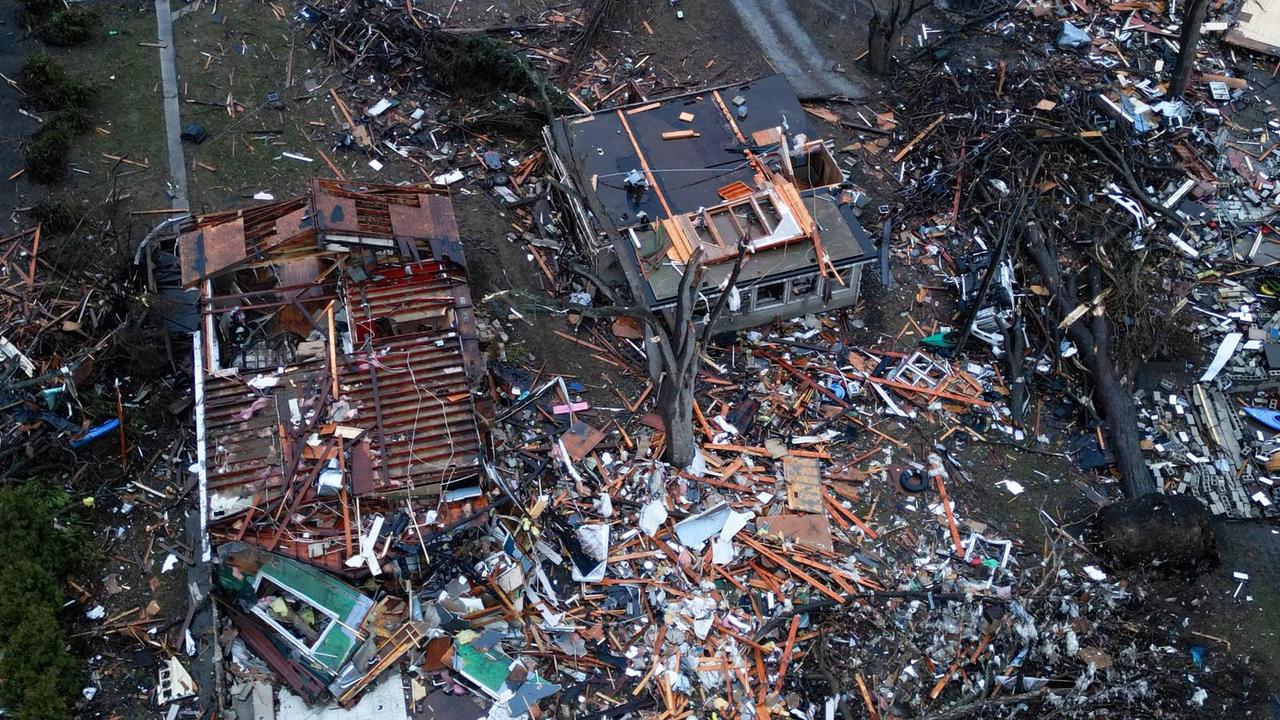 龙卷风在印第安纳州造成两人死亡，并横扫伊利诺伊州