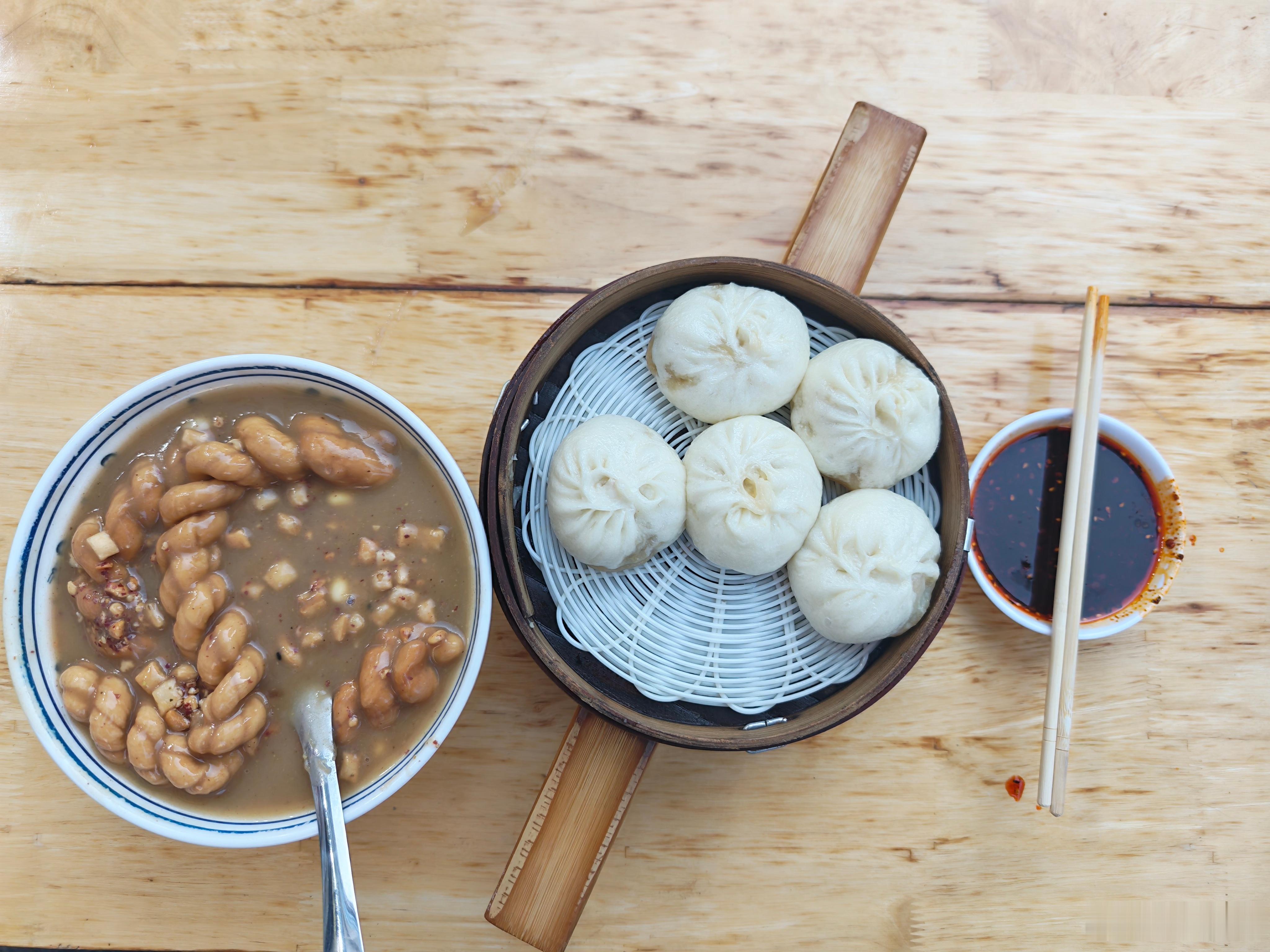 原本打算每天晚上少吃点，结果又没忍住，一碗油茶麻花，一份小笼包，碳水拉满了，减肥