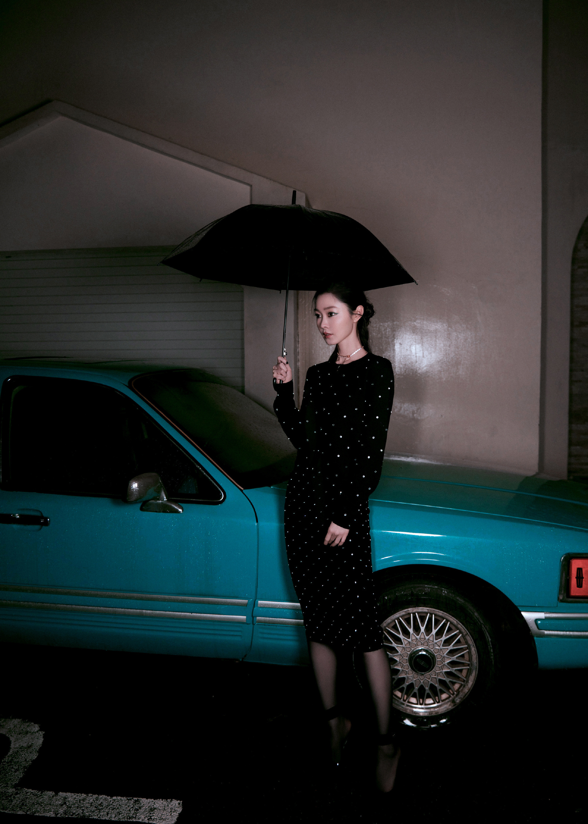 宋轶：穿黑色丝袜，别具风情。宋轶