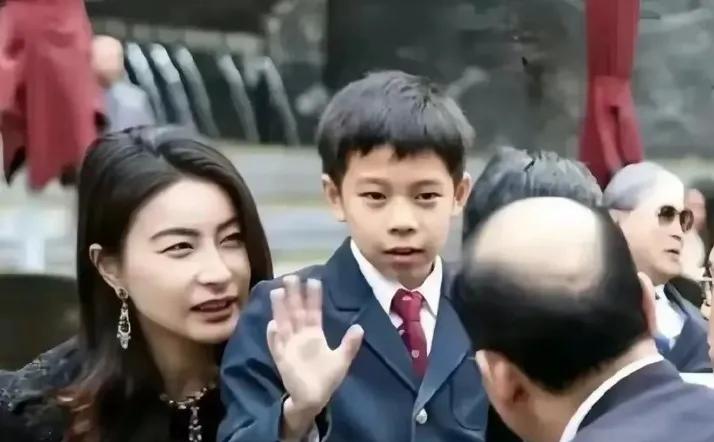 当别人家的孩子还在爸爸妈妈怀里天真撒娇的时候，人家的孩子已经在大场合中游刃有余地