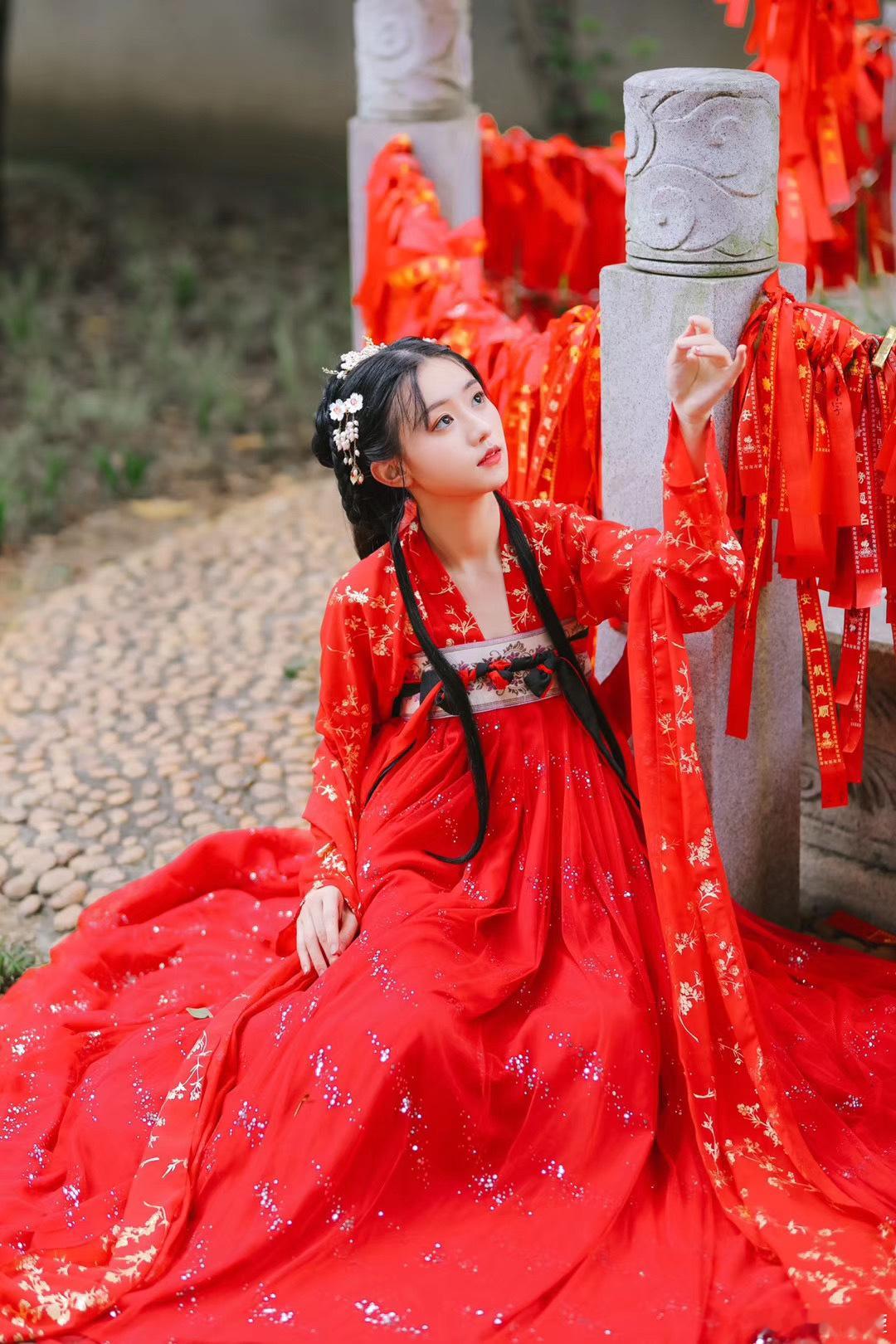 “这个时代对女人要求很高，如果你选择成为职场女性，会有人说，你不顾家庭是个糟糕的