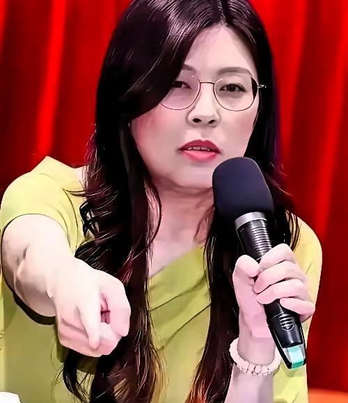 郑丽文一心救台湾 却遭马系势力背后捅刀
 
前言
台湾政坛最讽刺的一幕正在上演。