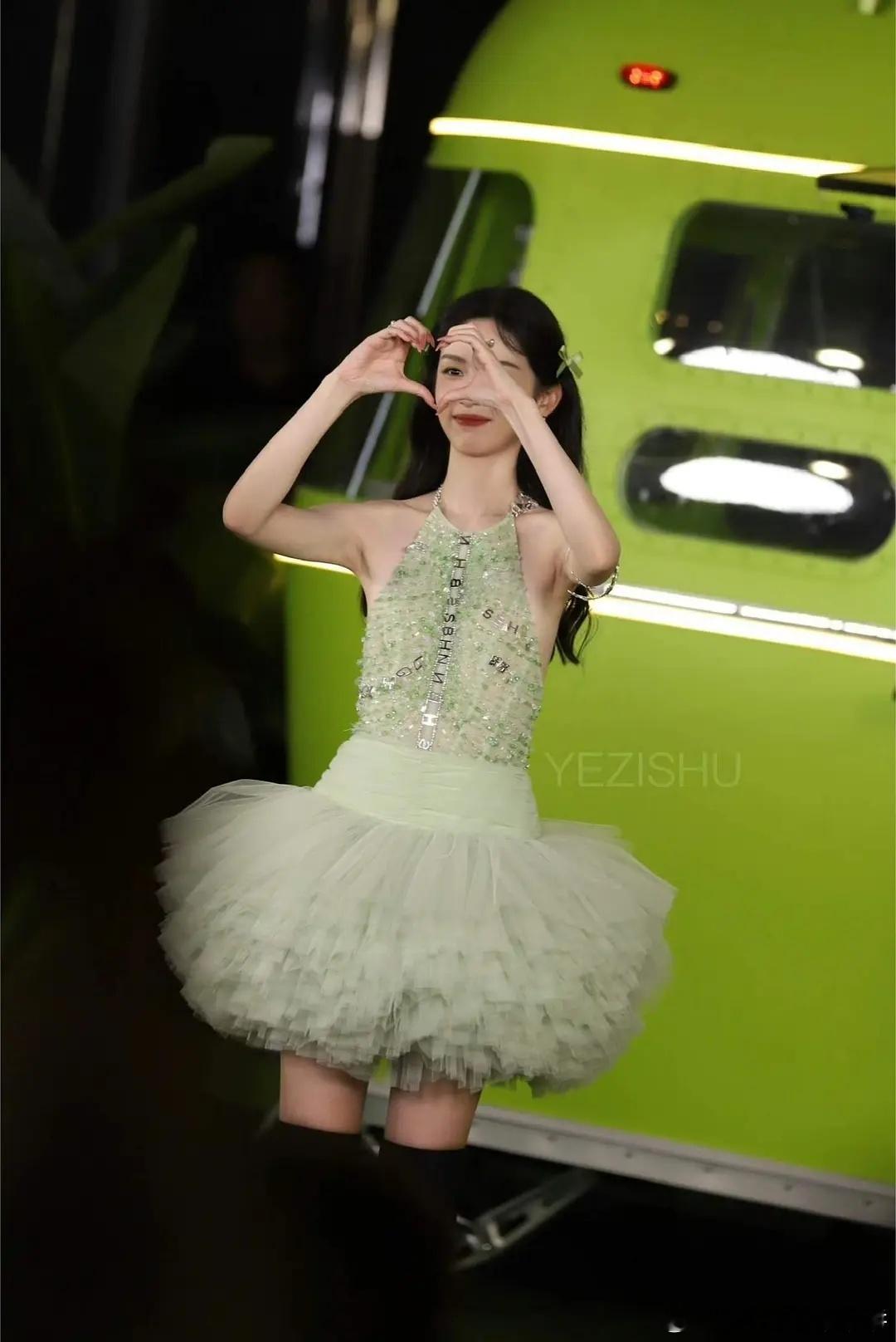 周也真的可以说是王亚飞的缪斯了，别的花都没🥥适配～ ​​​