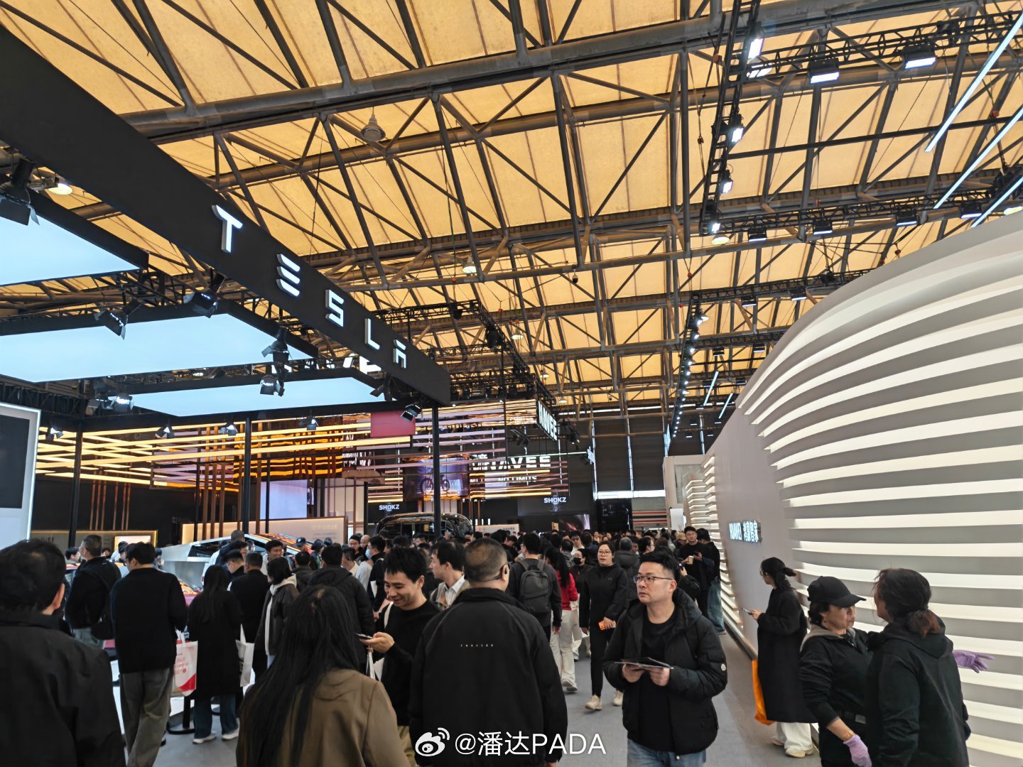 AWE2026有哪些亮点前两年华为展台对面都是三星，今年被特斯拉和NAVEE占了