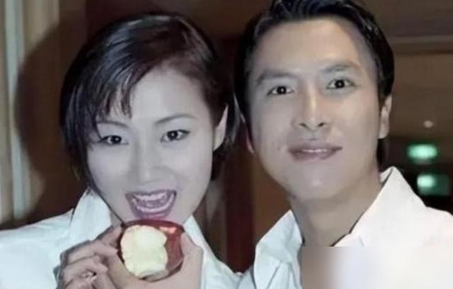 甄子丹这大儿子长得简直就是亲爹的“1比1等比例放大版”。

三十岁生日会上，父子