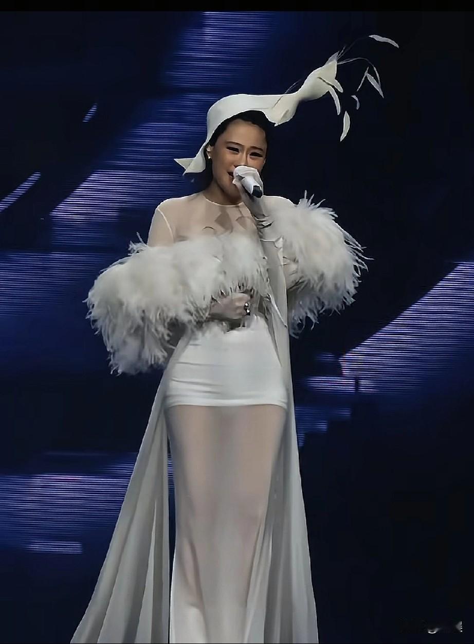在袁娅维月亮撒野2.0巡回演唱会深圳站的现场，蓬松的羽毛装饰搭配飘逸的纱质长裙，