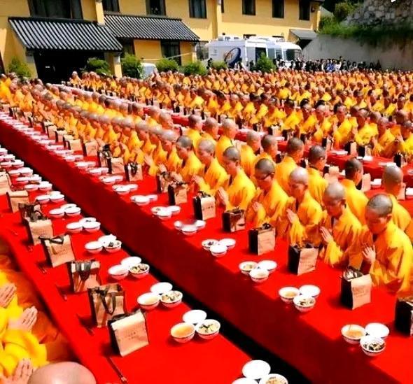 佛教学院的在校生待遇真高啊，从免费入学，包吃包住到服装统配，每月还发生活补贴。