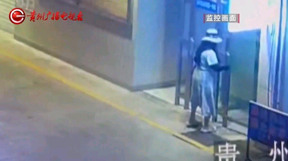 这案子看的我人都傻了，老人攒下40多万养老钱得多不容易，就这么差点打了水漂。
嫌