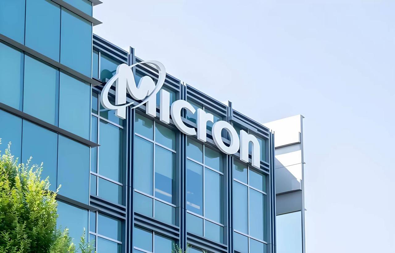 老美这波操作真是“搬起石头砸自己的脚”。英伟达受美国出口管制，中国市场份额归零，