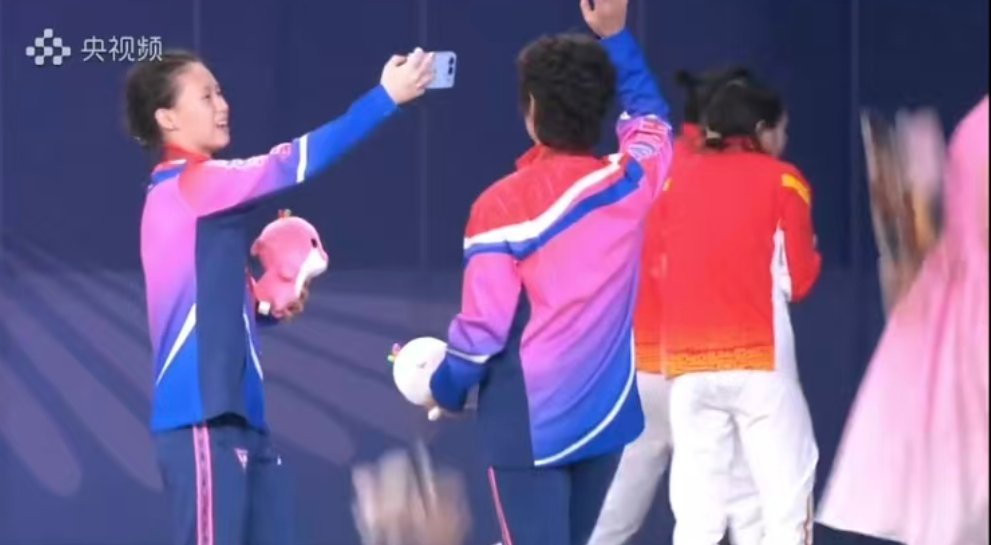 陈芋汐全运会10米台金牌，然后，荣耀500就这么，实锤了？陈芋汐手上拿的这个，不