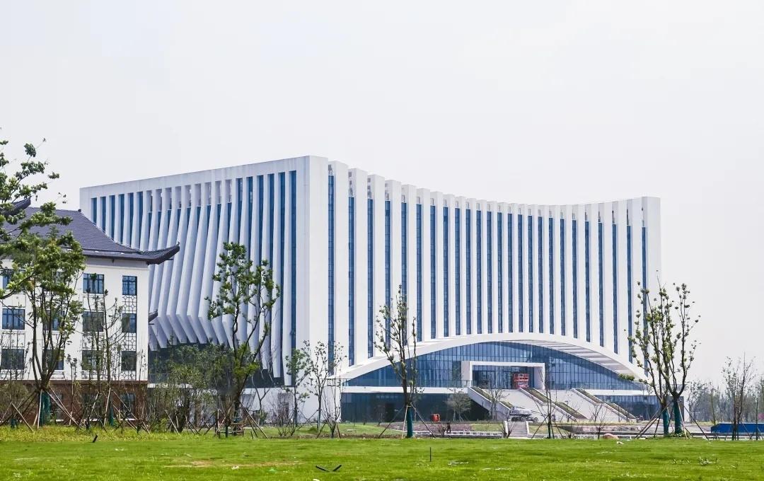 水韵悠长，薪火相传。
七十二载，浙江水院扎根江南沃土，
以水利为骨，以人文为魂。