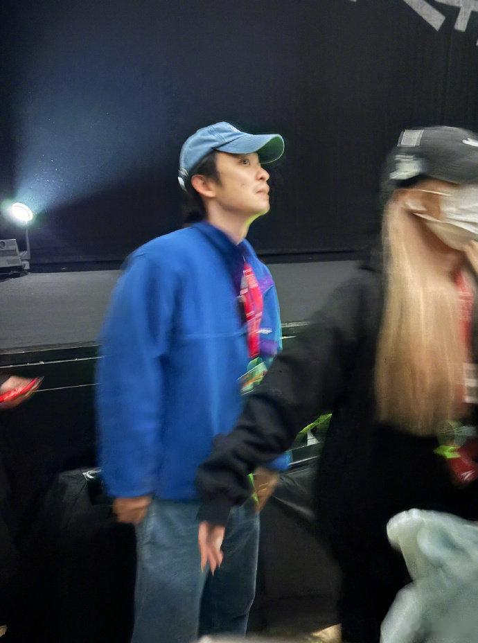 董子健去看了王俊凯的话剧 董子健去看了王俊凯的话剧，细心的人就会发现他还穿了蓝色