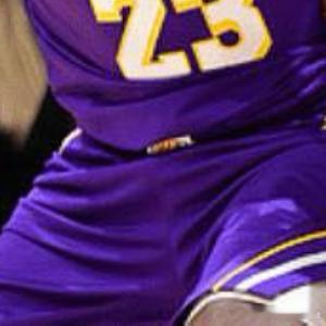 从3-0到3-2！湖人连丢两局主场翻车，詹姆斯里程悲，这锅谁背？北京时间4月30