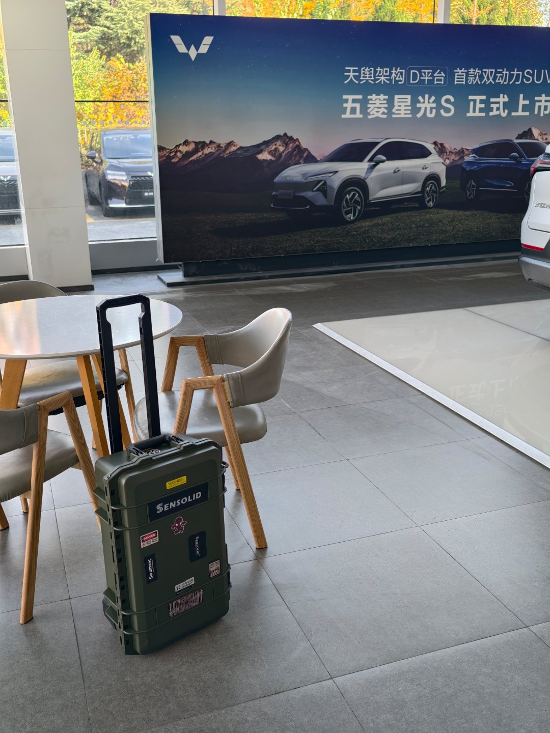 看我新买的小箱子他们说是弹药箱以后出去干活就用它了男人嘛，就得对自己狠一点 ​​