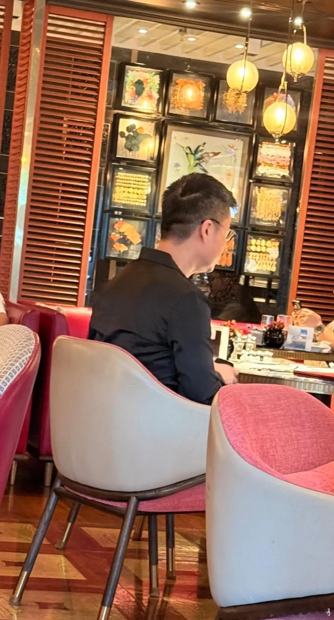 李亚鹏和小S老公Mike的合影，大概拍摄于09年到10年当时，李亚鹏在筹备嫣然医
