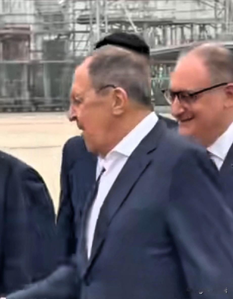 俄罗斯外长访华时表态，愿帮中国弥补霍尔木兹海峡一旦被封锁造成的能源缺口。
话不多