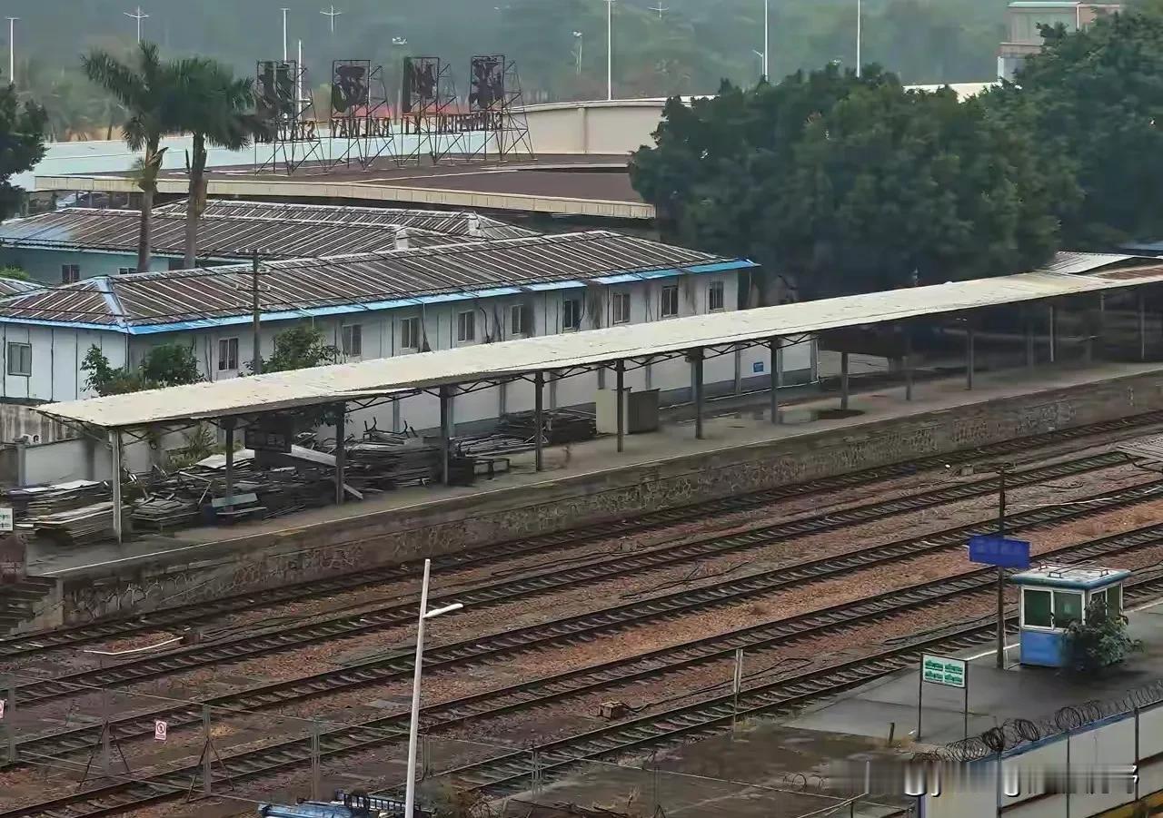 深圳市内，曾经也非常繁忙的平南铁路，随着深圳西站的停用和高铁线路的建设，终于也到