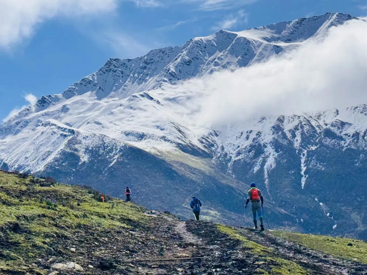 《哦，
四姑娘》！
一首歌，
悠悠嘹亮！
蓝蓝天空，
云舒云卷！
映照着“四姑娘
