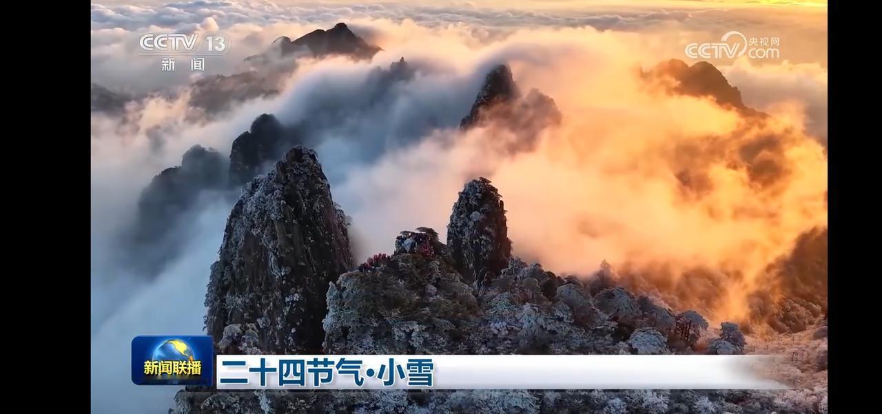 小雪美景蕴藏于天地之中，一片白茫茫的景致中点缀着一丝的墨色，山水画。