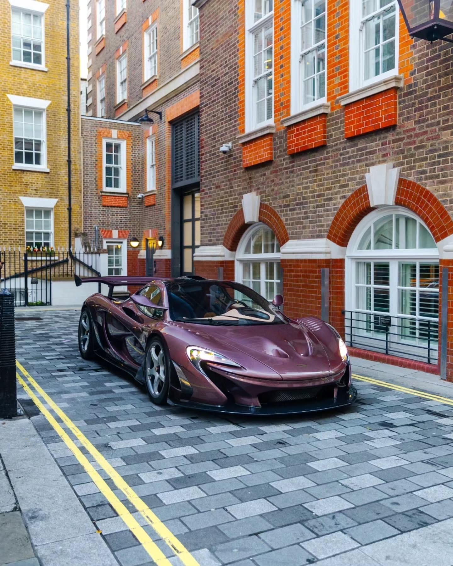 这是迈凯伦P1 HDK，看起来有人觉得原版还不够严肃。车身线条更紧绷，姿态更凶狠