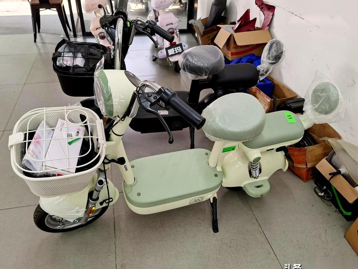 今天算是开了眼了。
花四千多，买一辆新国标电动车，店家跟我说，这车是“半成品”！