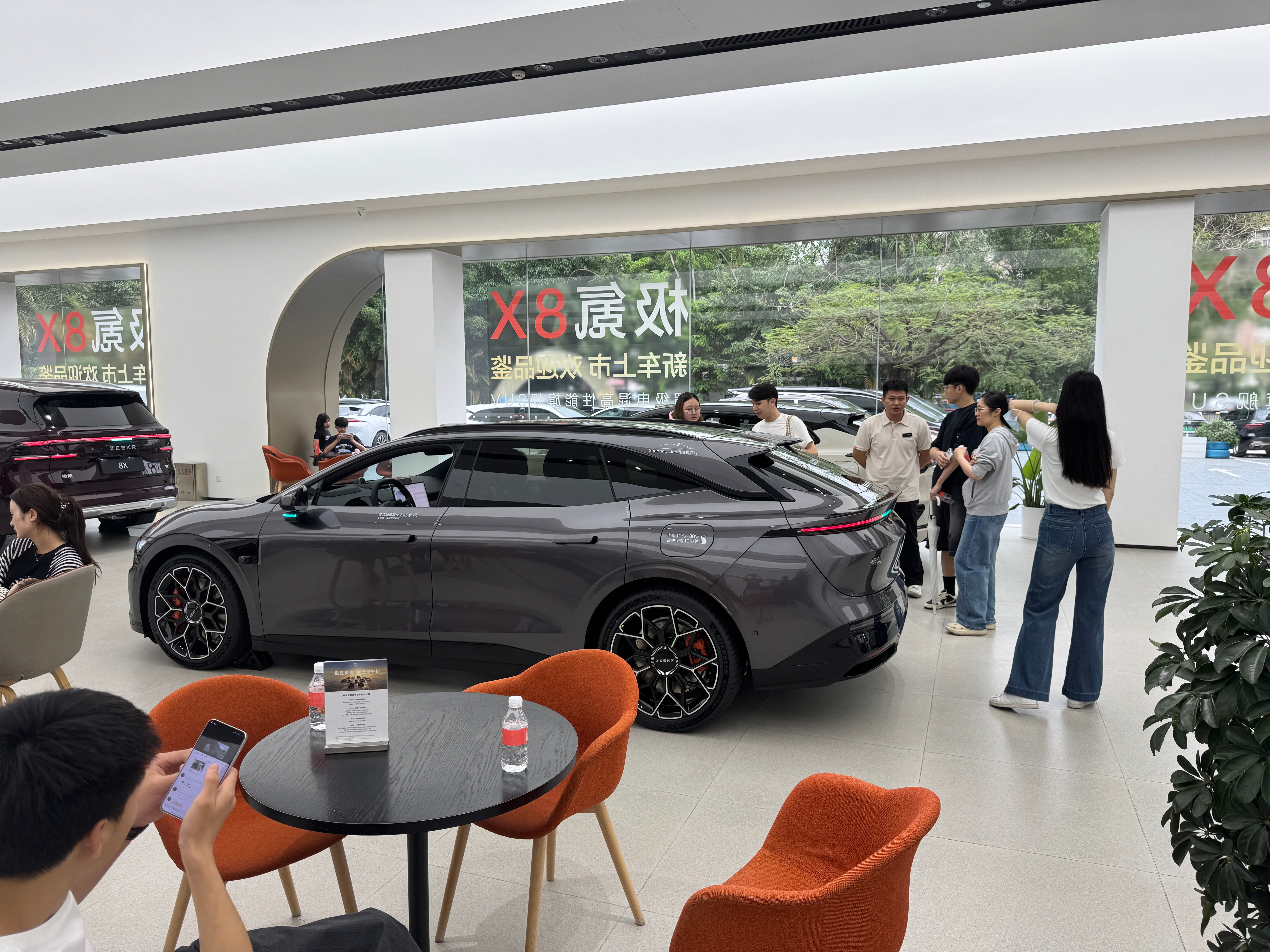 极氪的焕新7系，在门店很受欢迎哦007和007GT基本上都要轮好久，才能上车去摸