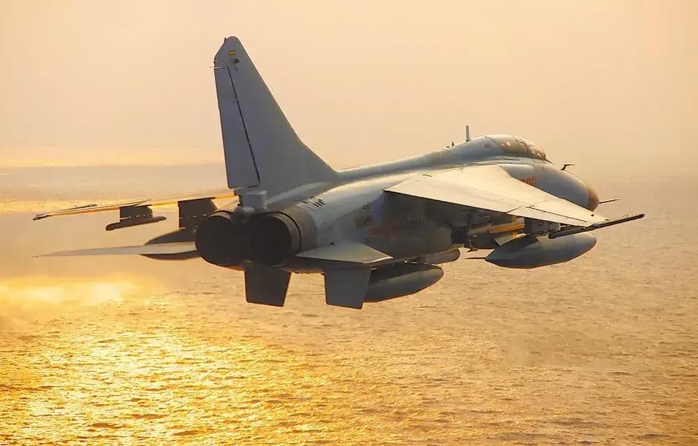 #荷兰军机在上海以东挑衅被中方驱离#   ​几架歼轰-7A战机能击沉荷兰护卫舰？