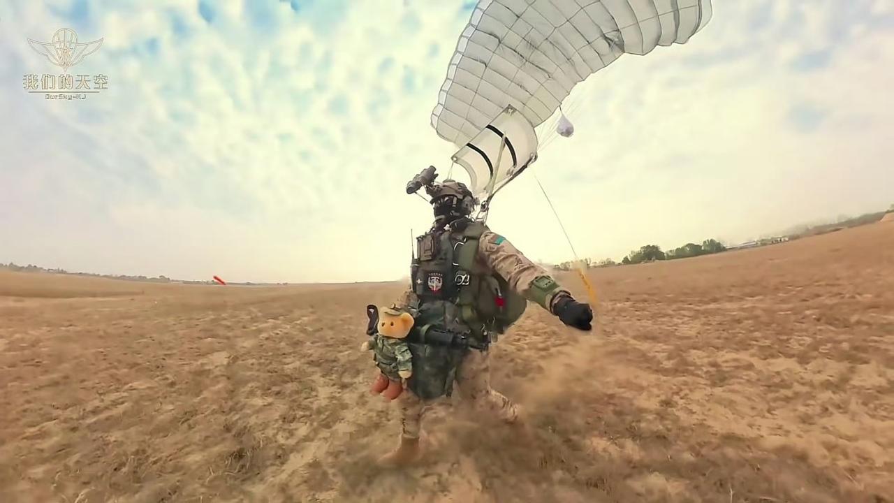 空降兵的编外小熊