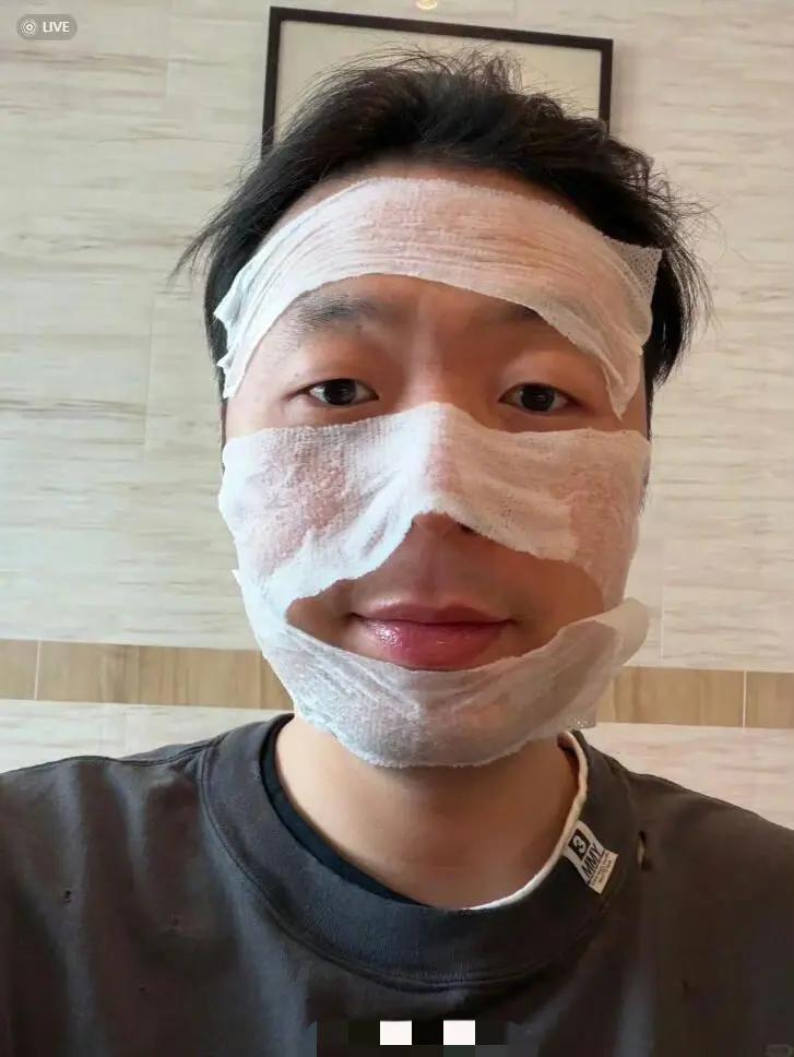 太搞笑了家人们。杜海涛在某书上晒出一张脸上扶着面膜的脸。配文冒号紧急寻找一名卸甲