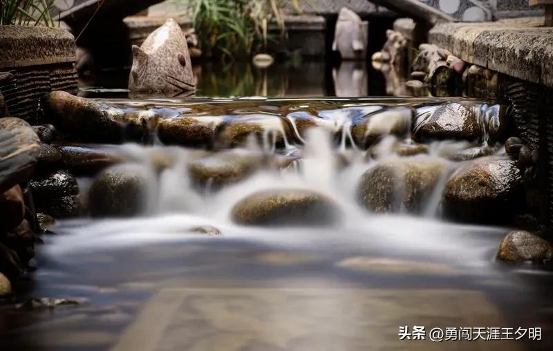 对联这玩意儿，真是中华文化里超有意思的存在，从五代起源，历经宋的形成、明清的盛行