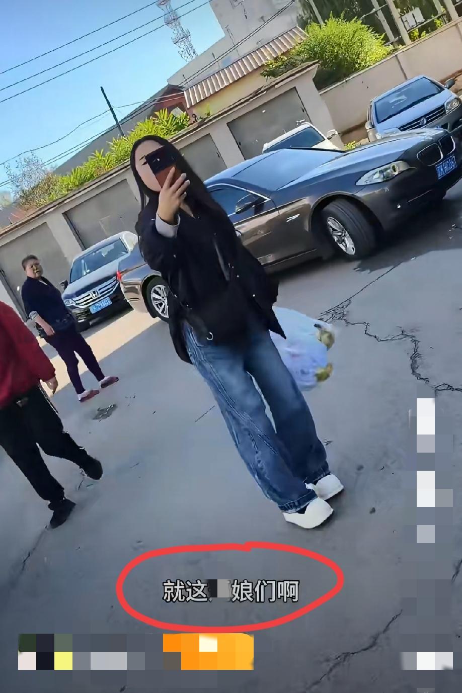 辽宁某地，女子在楼下低头玩手机等老公。迎面过来两女一男三个人，一口咬定女子在偷拍