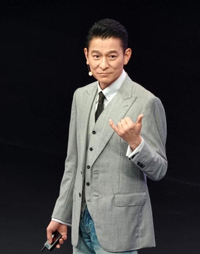 真没想到刘德华65岁了，女儿也14岁了，可还是显得这么这么年轻