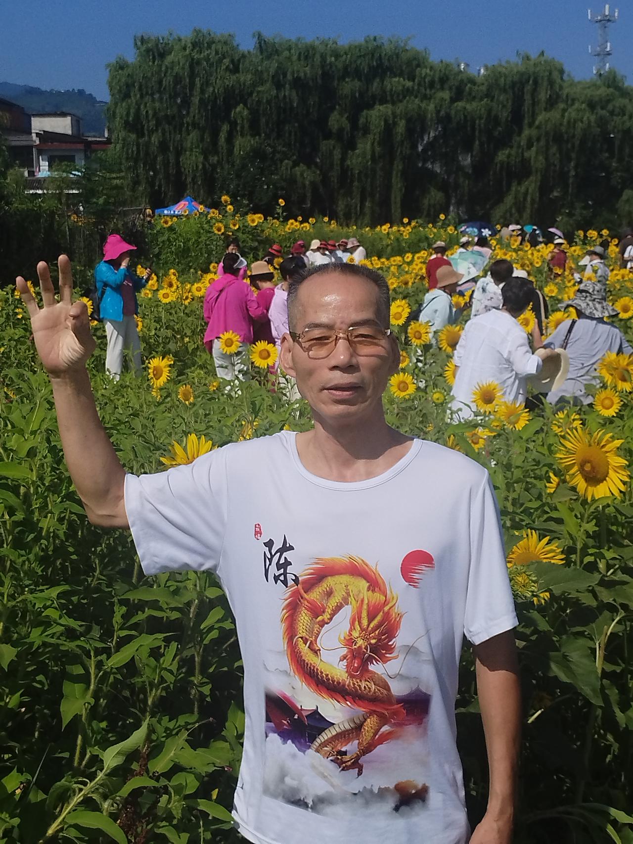 《无法忘记》
 
这世间很多人和事，
都随着时光慢慢褪色，
被岁月轻轻抚平。
 