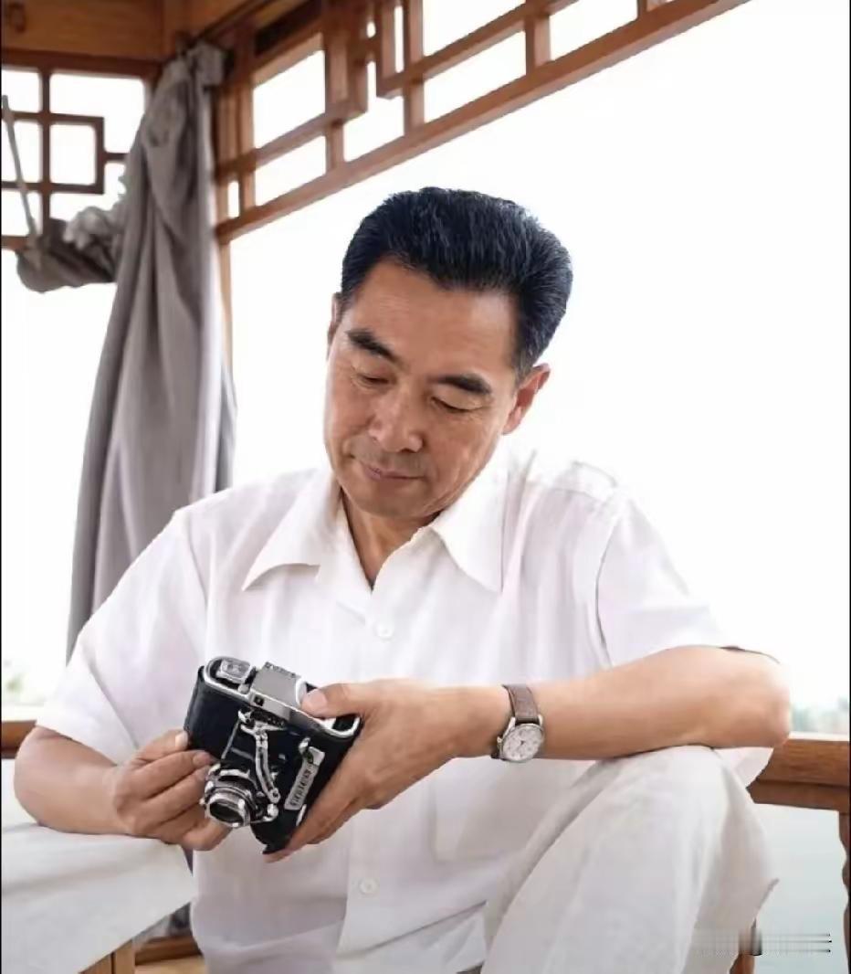 鞠躬尽瘁，两绣清风，温文尔雅，风度翩翩，人民永远怀念您，我们的敬爱的周总理[赞]