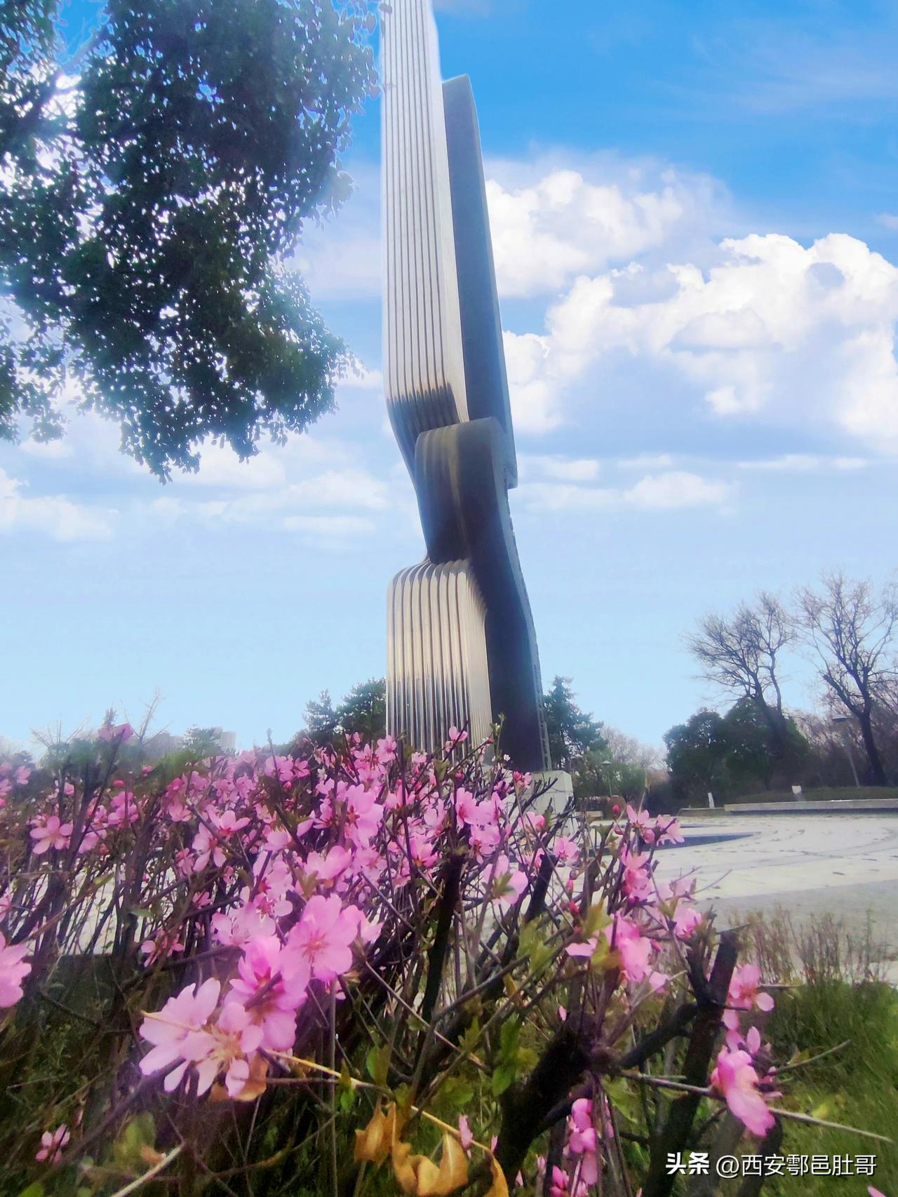 位于西安经济技术开发区泾渭新城的西铜高速泾河出口处，绿化带旁有一座雕塑。这座雕塑