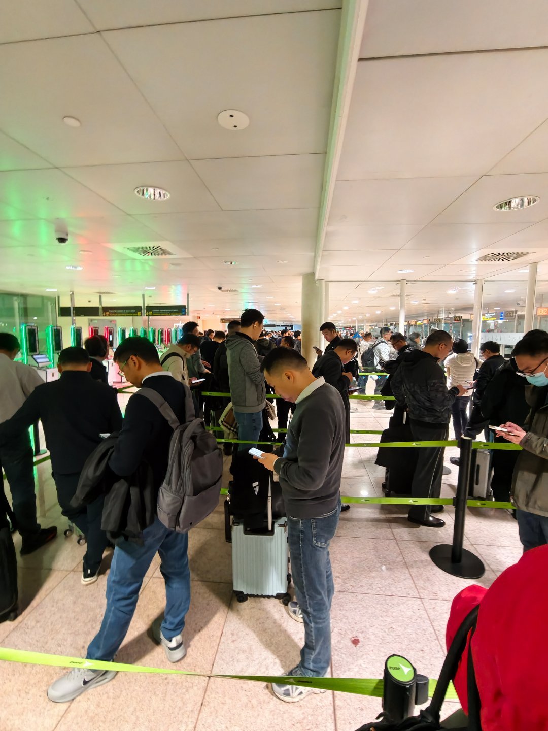 巴塞罗那，排队进关预计2小时进步 西班牙人这个效率啊。。。mwc2026 西班牙