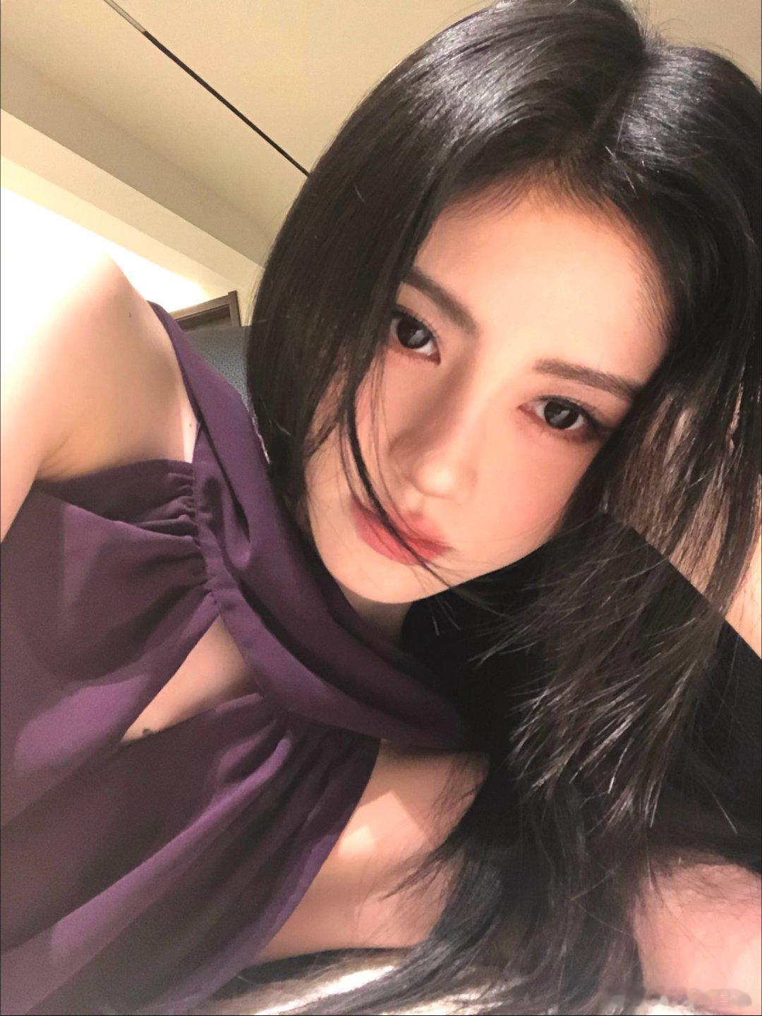鞠婧祎 jjy鞠婧祎姜黎非 jjy鞠婧祎 眼泪落在屏幕上，会不会变成你头顶的雨季